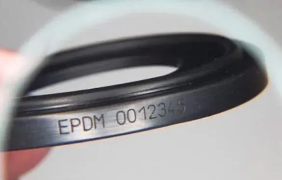 Joint clamp EPDM gravé au laser : code matière et numéro de lot 0012345 sur la collerette