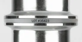 Joint clamp gravé monté entre deux férules : numéro de lot lisible collier serré